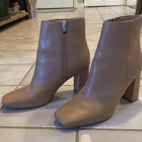 Marc Fisher Tan Ankle Boot With Zipper Size 9 - Picture 4 of 4